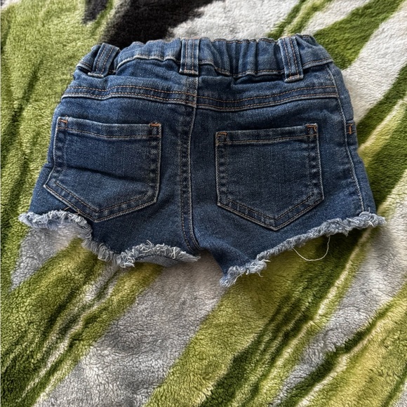 2T Girls Jean Shorts Frayed - Picture 2 of 3
